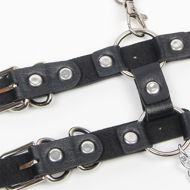 HARNESS WITH STRAPS AND CHAIN DETAILS